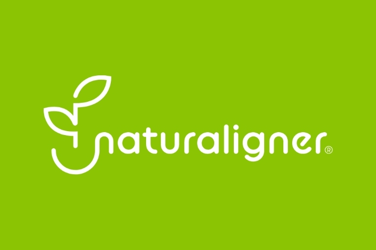 マウスピース型矯正装置（Naturaligner® （ナチュライナー））- 自然な笑顔のためのアライナー。